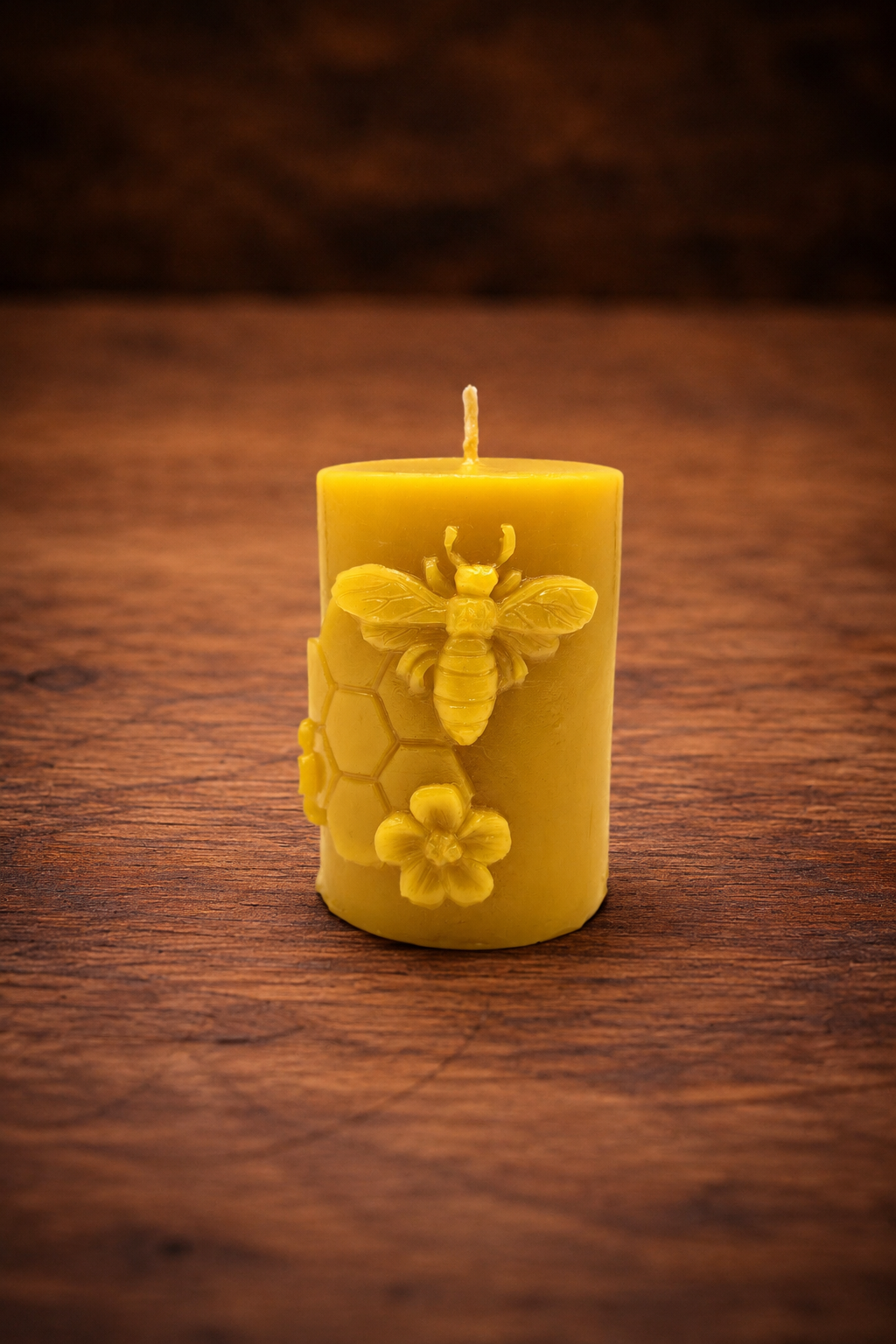 Bienenwachskerze Biene mit Wabe
